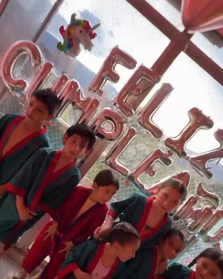Niños en bata de spa frente a globos de feliz cumpleaños en Diverkids